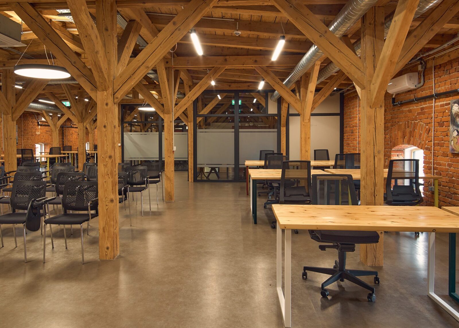 COWORKING Košice - FABRIKA48, prenajmi si vlastné miesto. Pracuj kedy je to pre teba najlepšie. Rezervuj si svoje miesto na www.fabrika48.sk